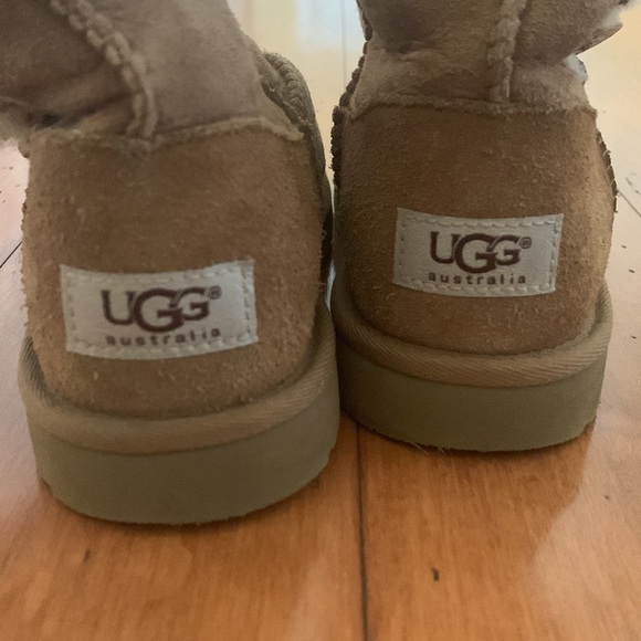 UGG Girls’ Bailey Button Triplet Boots - Picture 5 of 6